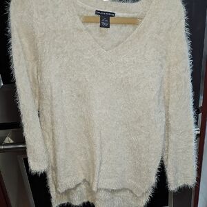 Chelsea & Theodore Cream V-Neck Sweater